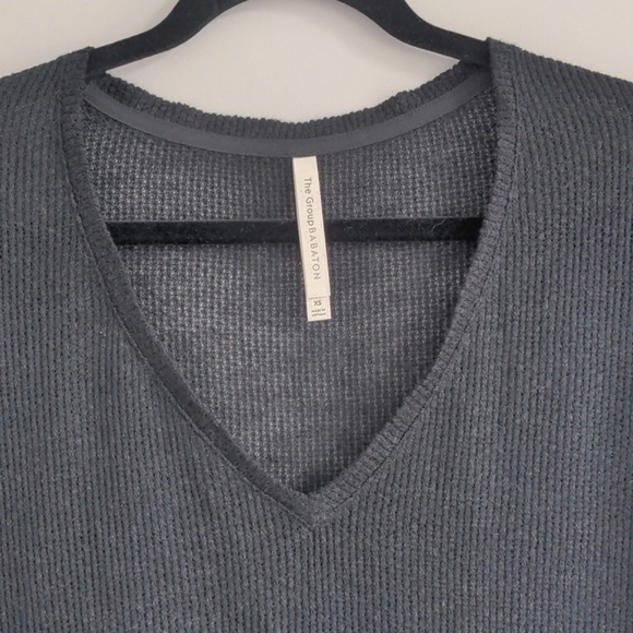 ARITZIA BABATON | T-shirt Oversized Open Knit V-Neck Scoop Hem, Black, Womens XS - Picture 3 of 10